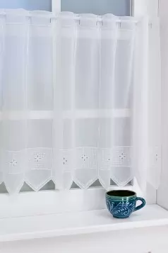 Fehér lyukhímzéses batiszt vitrázs függöny egyedi méretre varrva