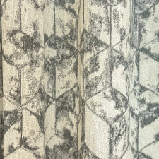 Quadrat - Szürke-ekrü színű bársonyos felületű, geometriai mintás, jacquard szövött dekorfüggöny egyedi méretre varrva