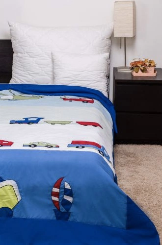 Naturtex, PA-PE autós gyerek steppelt ágytakaró,kék, piros, fehér színű, 140x240 cm
