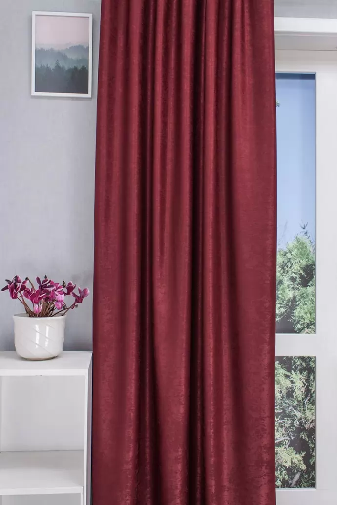 Vanda - Borvörösszínű mikroplüss dekorációs, sötétítő függöny, min.100x150 cm/db