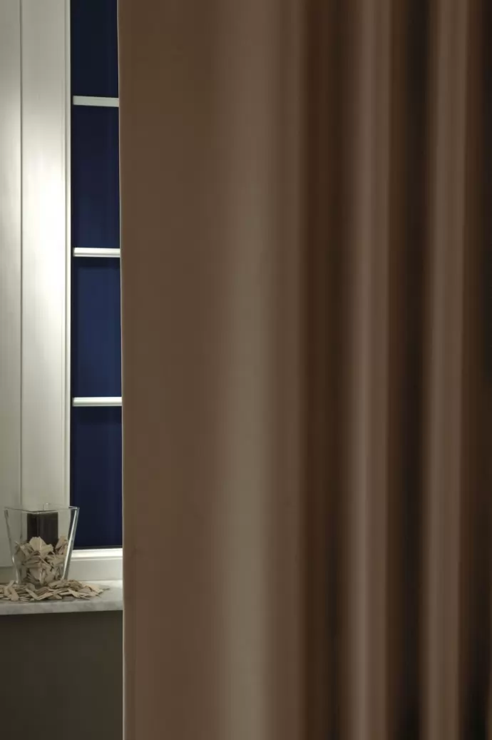 Csokoládébarna színű üni blackout sötétítő függöny, min.100x150 cm/db