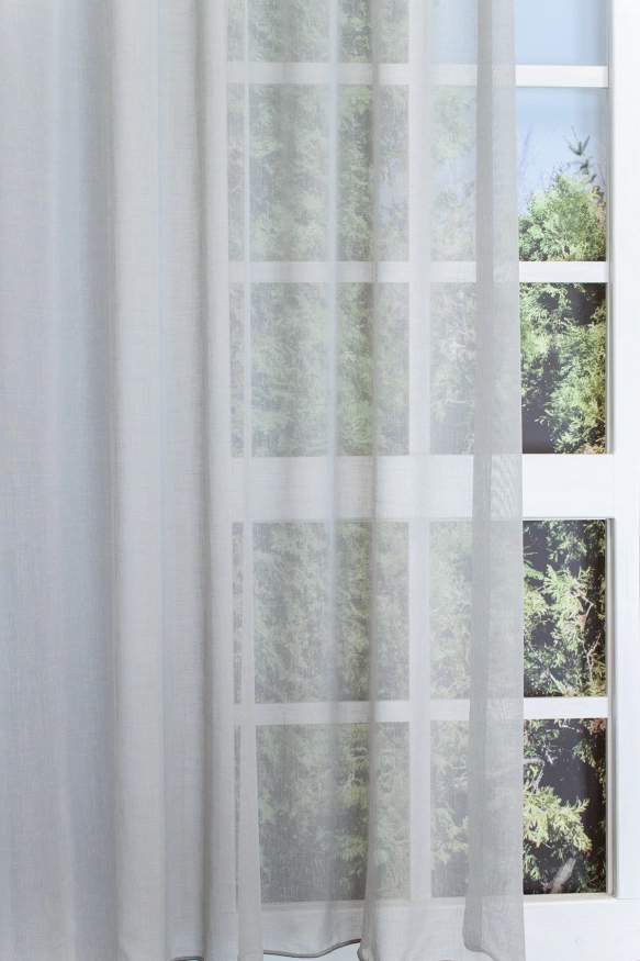 Szürke színű, batiszt jellegű, tetra sablet fényáteresztő függöny, ólomzsinóros W628/300/05