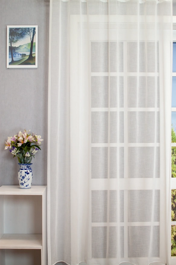 Ecrü színű, batiszt jellegű, tetra sablet fényáteresztő függöny, ólomzsinóros w628/300/03