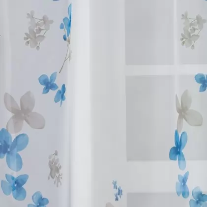 Kék virágos, fehér voile függöny, ólomzsinóros egyedi méretre varrva