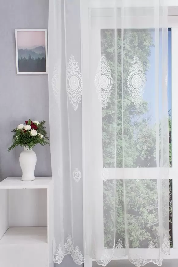 Hímzett barokk mintás fehér organza függöny LA PEDRERA/280/01