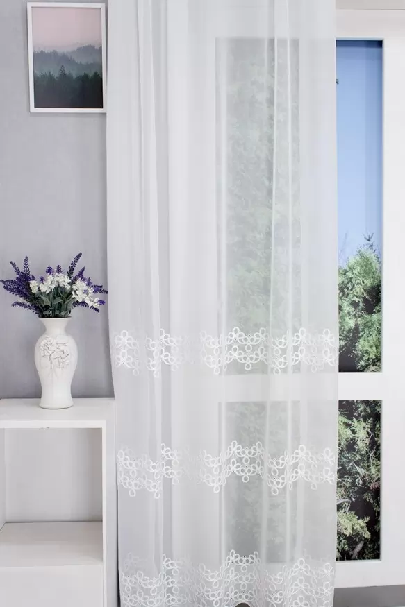 Genova - Bordűrös, hímzett, tört fehér, ekrüszínű, inda mintás voile függöny Genova/210/12