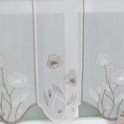 Fehér, bézs színű hímzett virágos voile vitrázs függöny egyedi méretre varrva