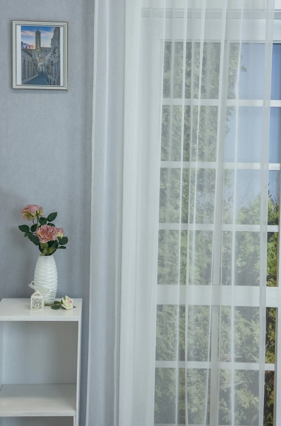 Fehér színű,apró szálbeszövött sablé függöny antonia/300/01