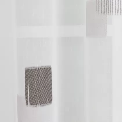 Fehér alapon nagy szürke-bézs négyzetmintás tetrasablet függöny, ólomzsinóros egyedi méretre varrva