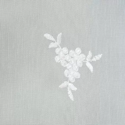 Fehér, hímzett, kis virágos ,bordűrös jacquard függöny egyedi méretre varrva