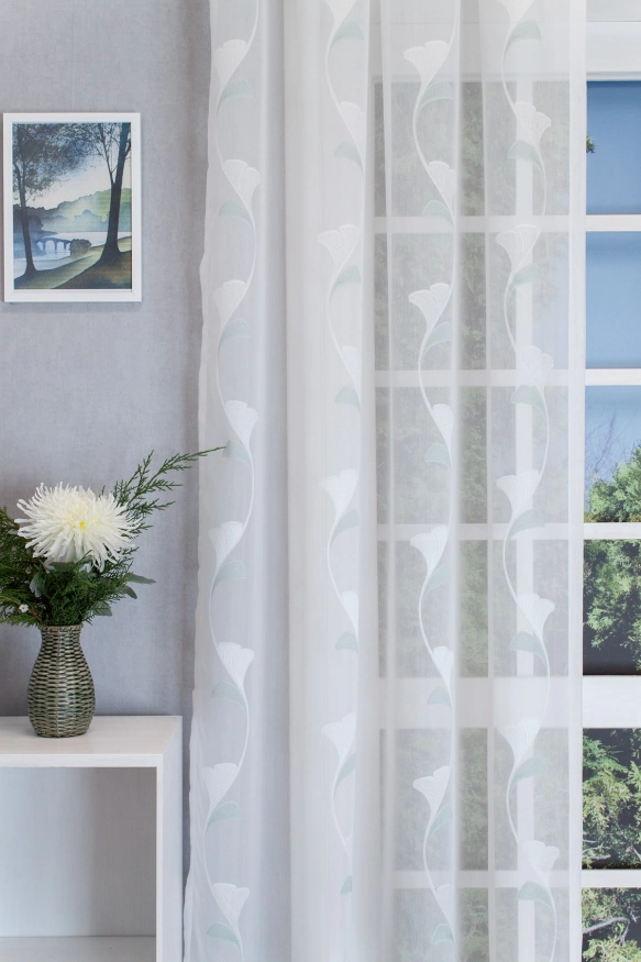 Dolly – Fehér alapon fehér, mentazöld színű, indamintás, páfrányfenyős sablé függöny, ólomzsinóros DOLLY/180/3