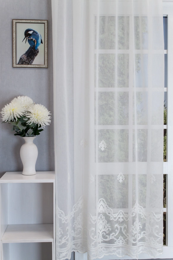 Katia - törtfehér színű, neobarokk fényáteresztő sablé függöny, hímzett bordűrös mintával ckatia-01-280