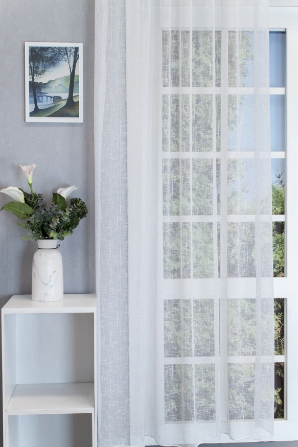 Fehér színű, rusztikus fényáteresztő tetrasablé függöny, szálbeszövéses mintával a1157-biel-300