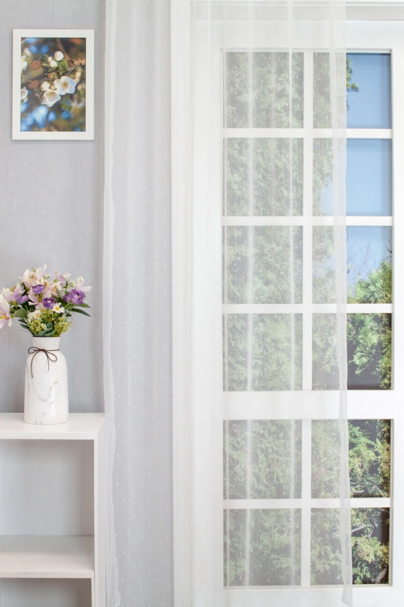 Fehér színű, vasaláskönnyített fényáteresztő sablé függöny, szálbeszövéses mintával 6779/101-220