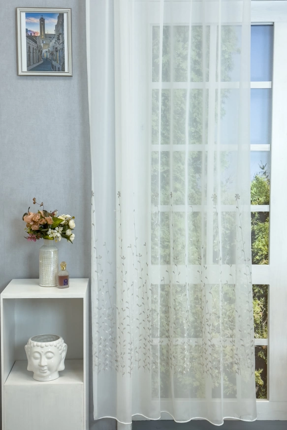 Fehér alapon bézs színű hímzett ág mintás voile függöny H1/218/295/07