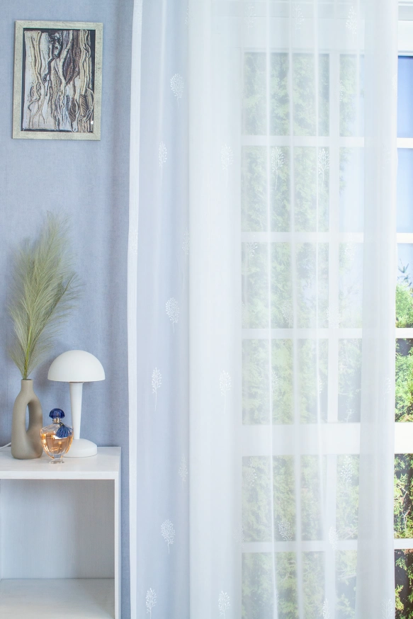 Fehér szinű hímzett levélmintás voile függöny T/526/290/01