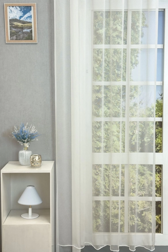 Paris - fehér színű, selyemfényű fényáteresztő félorganza függöny, szórt mintával Paris/300/10