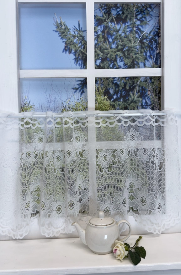 Fehér színű, vasalókímélő fényáteresztő jacquard függöny, virágos, bordűrös mintával BC100/45