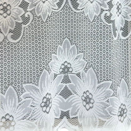 Fehér színű, vasalókímélő fényáteresztő jacquard függöny, virágos, bordűrös mintával egyedi méretre varrva