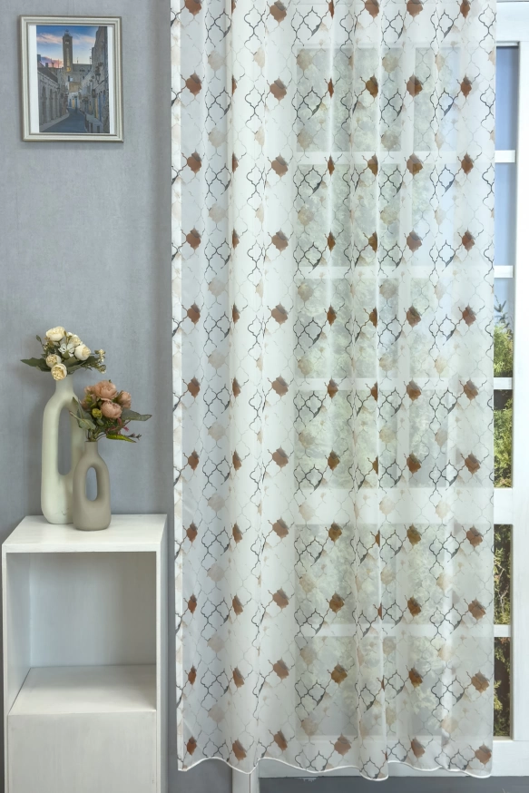 Marazzi - fehér, barna színű, vasalókímélő, mediterrán stílusú fényáteresztő sablé függöny, nyomott geometrikus mintával 1010040546