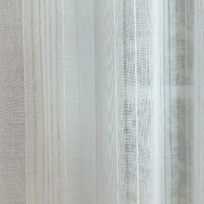 Fehér alapon ekrü szálbeszövéses, természetes hatású batiszt függöny egyedi méretre varrva