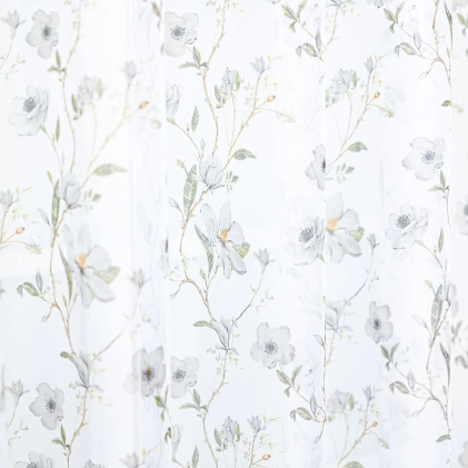 Milena - Fehér alapon zöldes szürke színű csipkerózsa mintás finom szálú voile függöny  egyedi méretre varrva