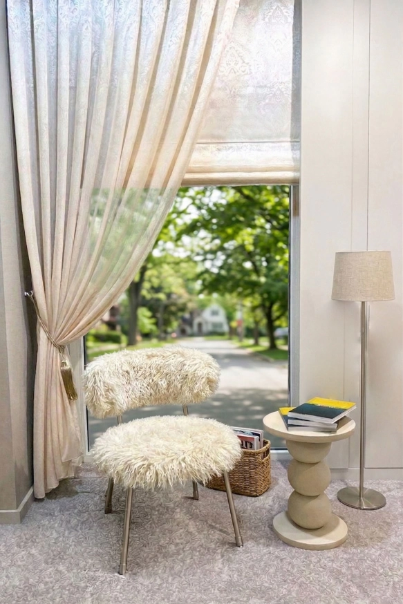 Aylin - Ekrü színű barokk mintás fényes sablé fényáteresztő függöny Aylin/300/02