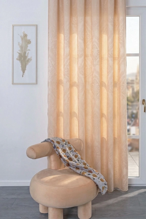 Aylin -Arany-bézs színű barokk mintás fényes sablé fényáteresztő függöny Aylin/300/03