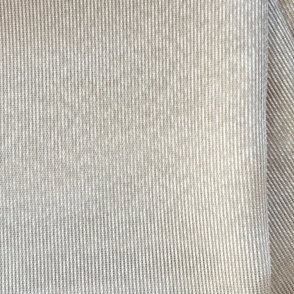 Latte színű, gyöngyházfényű, szálbeszövéses prémium sablé függöny egyedi méretre varrva