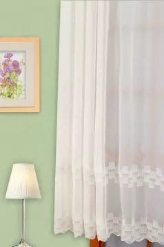 Ekrü színű hímzett négyzetmintás, bordűrös voile függöny egyedi méretre varrva