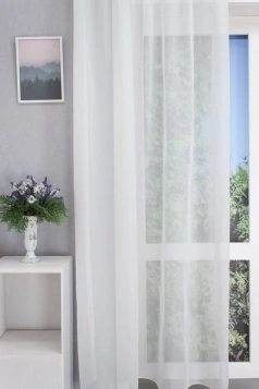 Liverpool -Fehér színű batiszt függöny egyedi méretre varrva