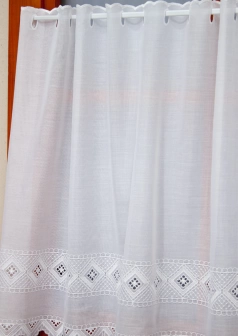 Fehér színű batiszt vitrázs függöny egyedi méretre varrva