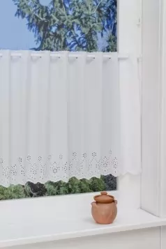 Hollókő - fehér lyukhímzéses vitrázs függöny egyedi méretre varrva