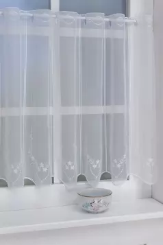 Fehér, apró virágos, hímzett voile vitrázs függöny egyedi méretre varrva