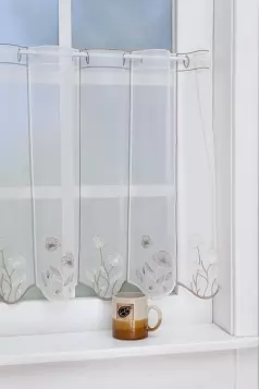 Fehér, bézs színű hímzett virágos voile vitrázs függöny egyedi méretre varrva