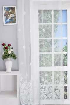 Fehér, bordűrös, rózsa mintás, jacquard függöny egyedi méretre varrva