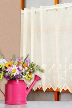 Ekrü, virágmintás, kávéházi batiszt vitrázs függöny egyedi méretre varrva