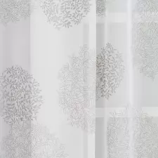 Fehér batiszt függöny,nyomtatott ezüstszürke levélcsokorral, ólomzsinóros egyedi méretre varrva