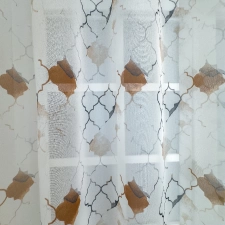 Marazzi - fehér, barna színű, vasalókímélő, mediterrán stílusú fényáteresztő sablé függöny, nyomott geometrikus mintával egyedi méretre varrva