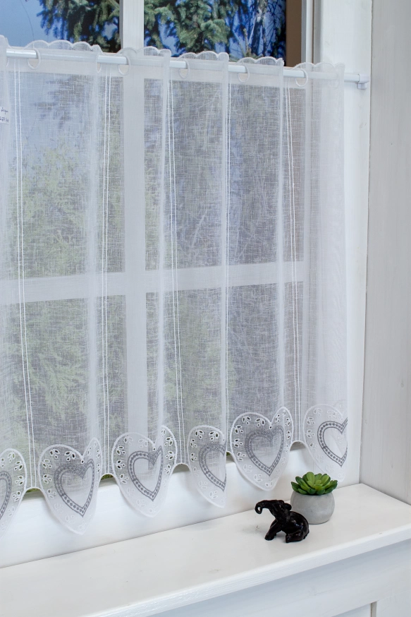 Fehér alapon hímzett szürke szív mintás batiszt vitrázs függöny 