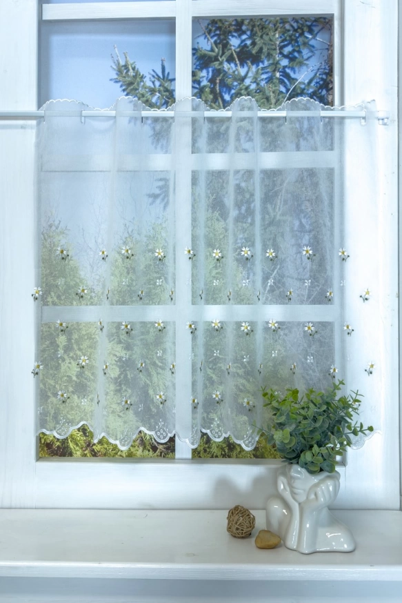 Fehér színű, romantikus fényáteresztő vitrázs sablé függöny, hímzett margaréta mintával 1010040537
